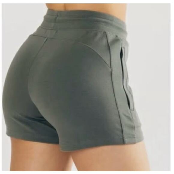 Alphalete Womens Essential Core Shorts Concrete Mid Rise Size Large NWT - Picture 3 of 10
